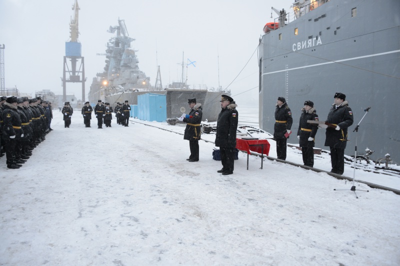 Торжественная церемония подъёма флага ВМФ России на плавучем доке «Свияга»