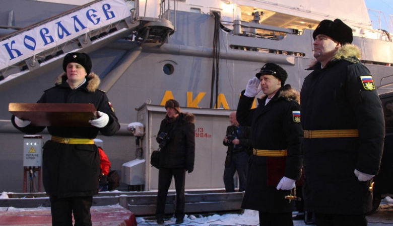 Торжественная церемония подписания приёмного акта и подъёма флага ВМФ России на морском транспорте вооружения «Академик Ковалёв» проекта 20181